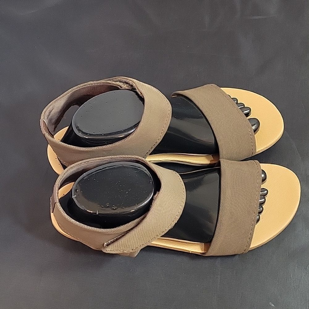 BRAND NEW BARETRAPS DOUBLE VELCRO STRAP OPEN TOE WOMEN"S SANDAL - Picture 4 of 13